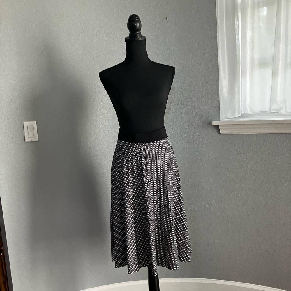 Covington pleated black and white skirt, black elastic waist, size L